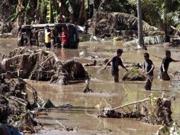 Los muertos causados por la tormenta tropical ''Washi'', que arrasó el sur de Filipinas, es ya de 927 muertos. EFE  /