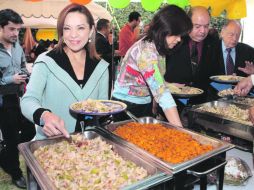 Josefina Vázquez Mota (izquierda) aprovechó el día para un buen bocado. EL UNIVERSAL  /