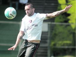 Giancarlo Maldonado patea el esférico durante el entrenamiento rojinegro.  /