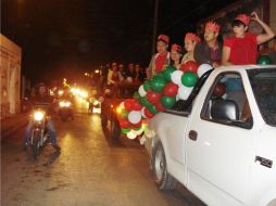 Los paisanos fueron recibidos por los habitantes de Jalpan de Serra con toda una fiesta, después de 14 horas de viaje. ARCHIVO  /