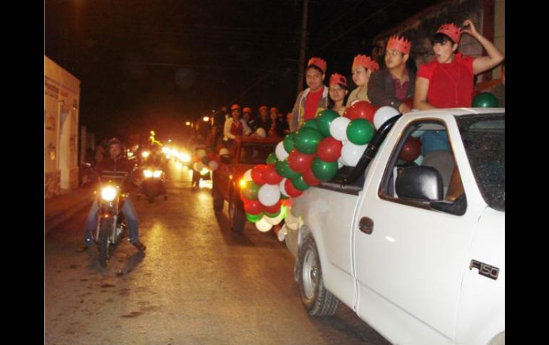 Los paisanos fueron recibidos por los habitantes de Jalpan de Serra con toda una fiesta, después de 14 horas de viaje. ARCHIVO  /
