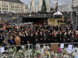 Personas dan sus condolencias en el funeral  por las víctimas del ataque con granadas y armas de fuego. NOTIMEX  /