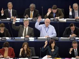 Los europarlamentarios votaron para que se busquen soluciones más inmediatas para rescatar el euro. ARCHIVO  /