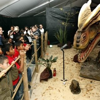 Inauguran museo urbano con dinosaurios