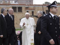 El papa Benedicto XVI  llega a la cárcel de Rebbbia, el pasado 18 de diciembre para reunirse con los presos. EFE  /