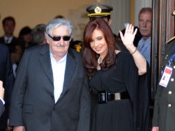 El presidente uruguayo, José Mujica habla con su homóloga de Argentina, Cristina Fernández. EFE  /