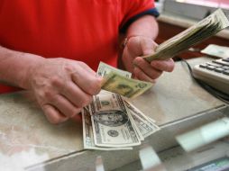 El precio mínimo del dólar a la compra fue de 13.05 pesos en instituciones bancarias. ARCHIVO  /