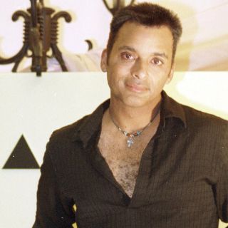Regresa Jon Secada a sus orígenes musicales