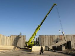 Construcción del polémico muro de separación israelí cerca del campamento al este de Jerusalén. AFP  /