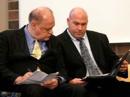 El procurador de Arizona, Tom Horne (i), y Kim Hale, comandante de la Policía de Tempe, durante el anuncio sobre el operativo. AP  /