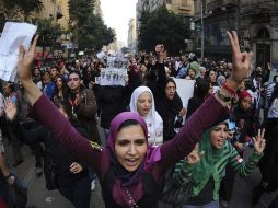 Mujeres egipcias se manifiestan para pedir que se respeten sus derechos a consecuencia del maltrato recibido en enfrentamientos. EFE  /