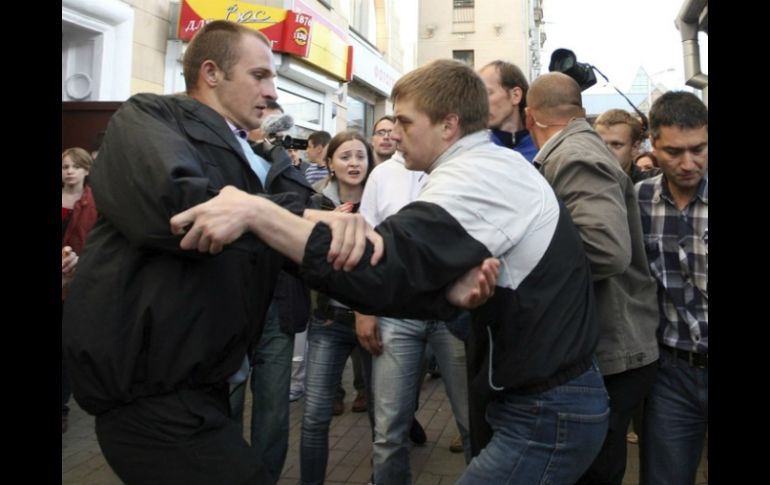 Policía bielorruso forcejea con un joven opositor del gobierno del presidente Lukashenko, durante una manifestación. ARCHIVO  /
