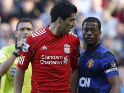 Suárez y Evra en su enfrentamiento del pasado mes de noviembre  /