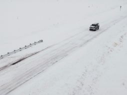 Carretera cubierta de nieve en Kansas. Una tormenta invernal en el suroeste de EU dejó al menos seis personas muertas. REUTERS  /