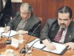 Aurelio López Rocha, secretario de Turismo, y Marco Cortés Guardado, rector general de la UdeG, ayer en la firma del documento.  /