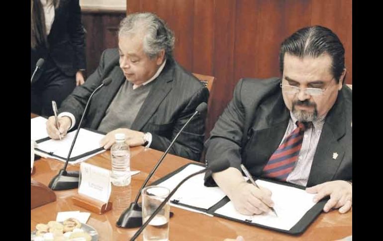 Aurelio López Rocha, secretario de Turismo, y Marco Cortés Guardado, rector general de la UdeG, ayer en la firma del documento.  /