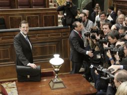 Mariano Rajoy posa para la prensa en el hemiciclo del Congreso de los Diputadios tras ser elegido hoy presidente del Gobierno. EFE  /