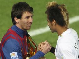 Messi (d) y Neymar se enfrentaron en la final del Mundial de Clubes. AP  /