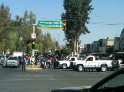 Elementos policiacos cierran la avenida Tonaltecas (Periférico) para manifestar su inconformidad.  /