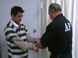 Julián ''el Piolín'' Zapata Espinoza (i) durante el operativo de extradición hacia EU, ayer en el aeropuerto de Veracruz. EFE- PGR  /