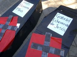 Familiares y estudiantes han colocado dos ataúdes con el nombre de los fallecidos en la escuela normal donde estudiaban. EFE  /