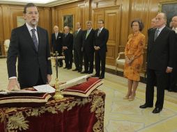 España estrena presidente del gobierno, Mariano Rajoy toma protesta ante el rey Juan Carlos I. AP  /