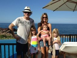 Charlie y su familia disfrutan de las playas y el sol de México. ESPECIAL  /