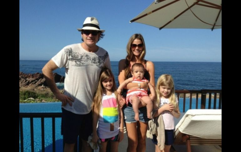 Charlie y su familia disfrutan de las playas y el sol de México. ESPECIAL  /