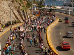 Cientos de alumnos de la escuela Normal Rural Raúl Isidro Burgos durante la marcha que realizaron en Acapulco. NTX  /