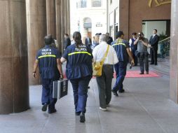 Personal forense arriban al hotel donde fue hallado muerto el subsecretario Iván Heyn. AFP  /