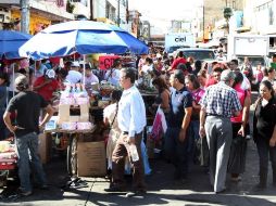 Diversos sitios en la ciudad lucen completamente asediados por comerciantes informales por las tardes y noches.  /