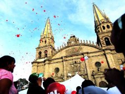 Se lanzaron cinco mil globos desde el corazón de la ciudad en Plaza Guadalajara.  /