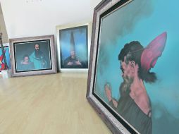 Algunas de las obras de Coronel que será expuestas, esperaban ayer ser montadas.  /