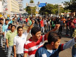 Estudiantes normalistas  de la escuela Normal Rural Raúl Isidro Burgos durante la marcha en Acapulco. NTX  /