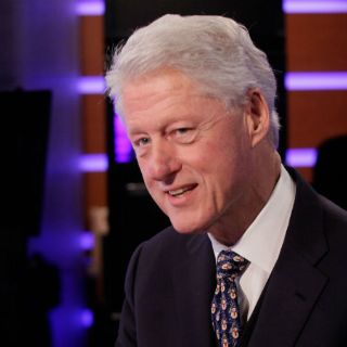 Obama no debe descartar opción militar contra Irán: Clinton