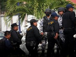 Policías municipales de Boca del Río, Veracruz, dejan la corporación luego de que fueron cesados. AP  /