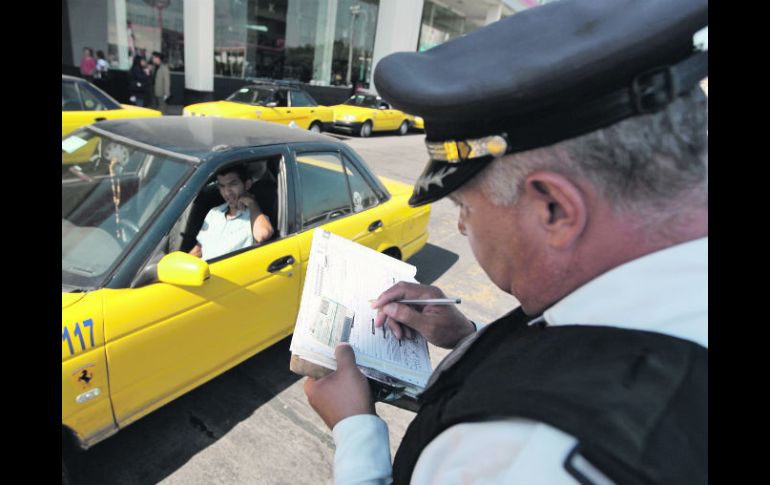 En las primeras tres horas del operativo que arrancó ayer, fueron sancionados 20 taxistas.  /