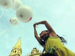 Una niña avienta su globo al cielo en espera de que sean cumplidos sus deseos el 25 de diciembre.  /
