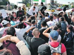 La tarde de ayer, durante el bloqueo de policías de Tonalá, Ramón Esparza Sezate, acudió al punto para dialogar con los oficiales.  /