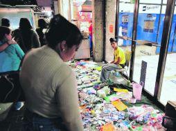 Hasta en plena Avenida 16 de Septiembre y López Cotilla se instalaron comerciantes ambulantes.  /
