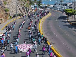 Normalistas de la Normal Rural ''sidro Burgo'' protestaron por la zona turística del puerto de Acapuco. EL UNIVERSAL  /