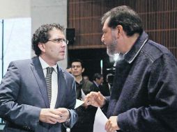 Armando Ríos Piter (izquierda), coordinador del PRD, dialoga con el petista Gerardo Fernández Noroña. EL UNIVERSAL  /