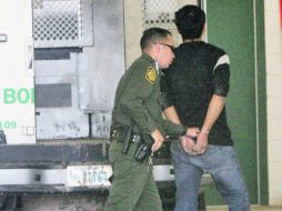 Un agente de la Patrulla Fronteriza conduce a un inmigrante a las instalaciones de la Agencia de Inmigración y Aduanas. AP  /