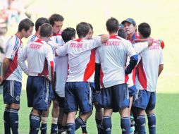 Fernando Quirarte (de gorra azul) dialoga con jugadores en el duelo contra Dorados de Sinaloa.  /