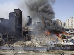 El fuego, que comenzó en la favela conocida como Moinho, en Campos Elíseos, es combatido por 40 vehículos y 120 hombres. EFE  /