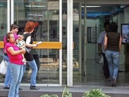 El delincuente, de manera verbal, amenazó a empleados de la institución financiera, diciéndoles que traía una pistola.  /