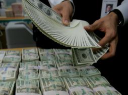 En instituciones bancarias de Cancún ofrecieron el dólar en un mínimo de 13.25 pesos a la compra. ARCHIVO  /