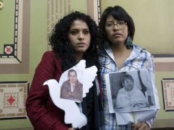 Victoria Bautista y Coral Rojas, hijas de los desaparecidos Marcial Bautista y Eva Alarcón piden el regreso de sus padres. NTX  /