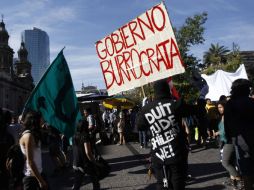 Cientos de estudiantes chilenos intentaron marchar este jueves por el centro de Santiago, pero fueron disueltos por policías. REUTERS  /
