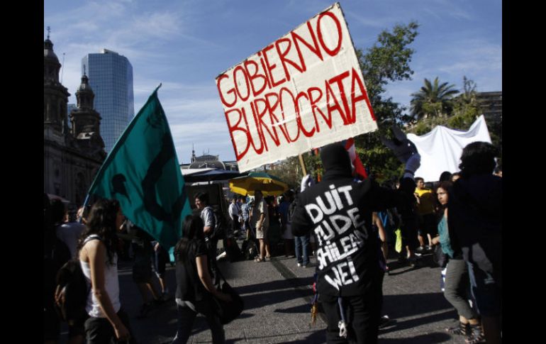 Cientos de estudiantes chilenos intentaron marchar este jueves por el centro de Santiago, pero fueron disueltos por policías. REUTERS  /